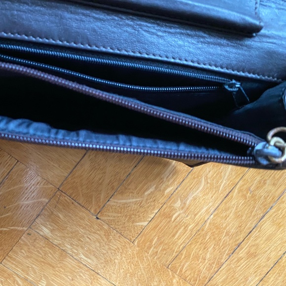 Black leather DKNY medium/small size clutch - Picture 6 of 7